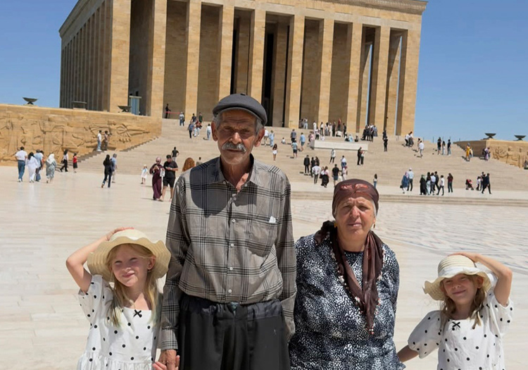 Türkiye bu aileyi konuşuyor. Mucize 34 yıl sonra geldi, hayâlleri olan Anıtkabir’i ziyaret ettiler